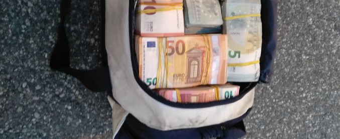 Descoperire impresionantă a polițiștilor italieni – Peste un milion de euro găsiți ascunși într-o mașină