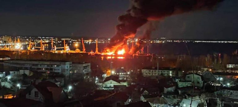 O navă militară a Rusiei a explodat în portul din Crimeea