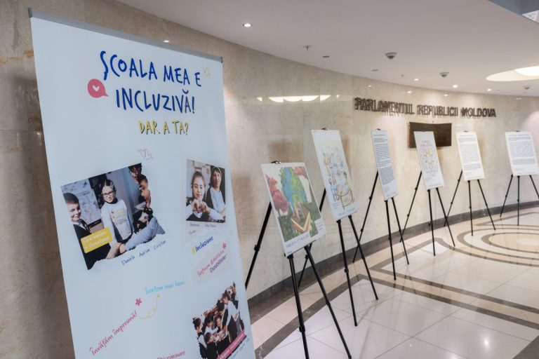 Parlamentul găzduiește o expoziție de desene și eseuri ale unor elevi din țară