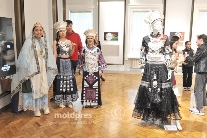 FOTO/ O expoziție dedicată vestimentației chineze a fost inaugurată la un muzeu din capitală