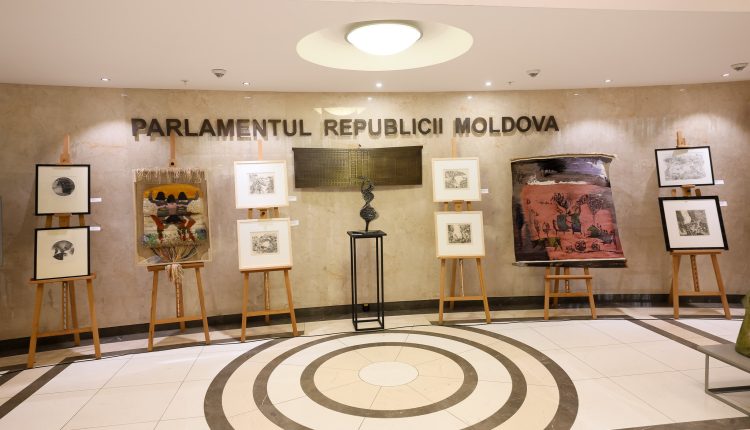 Expoziție a lucrărilor tinerilor artiști pe holul Parlamentului