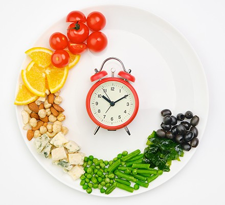 Ce se întâmplă în organismul nostru când ținem post intermitent și de ce a devenit populară dieta ‘fasting’