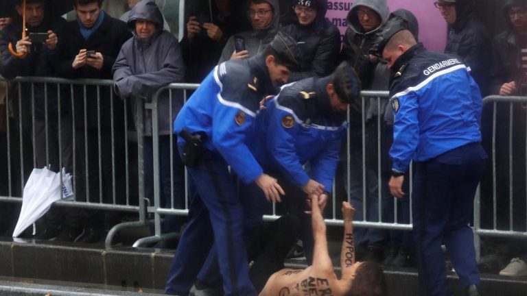 Franța: O militantă Femen s-a infiltrat printre fotoreporterii acreditaţi la ceremonia de comemorare a armistiţiului