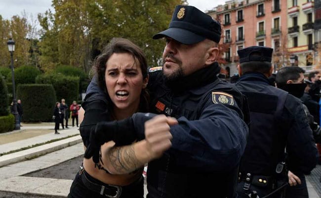 Activiste Femen denunţă – topless -”fascismul legal” la comemorarea morţii fostului dictator Franco