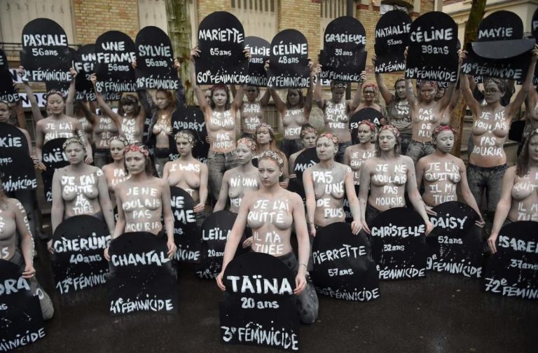 Protest inedit într-un cimitir din Paris – Peste 100 de militante Femen au defilat simbolizând 114 de femei ucise în 2019 – VIDEO