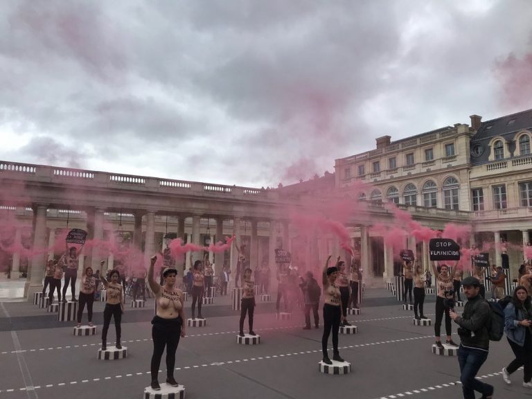 Zeci de militante Femen au prostesat la Paris împotriva crimelor asupra femeilor (FOTO/VIDEO)