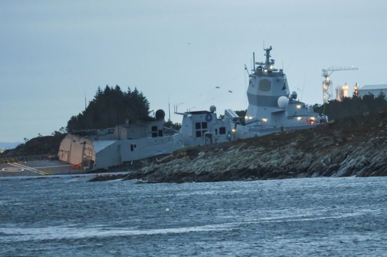 Fregata militară, care s-a ciocnit cu un petrolier în Norvegia, este scufundată aproape în totalitate