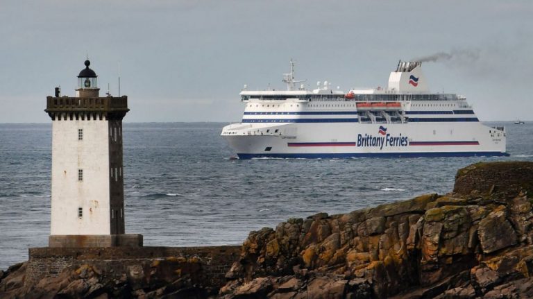 Un feribot cu peste 300 de persoane la bord a eşuat în portul Calais