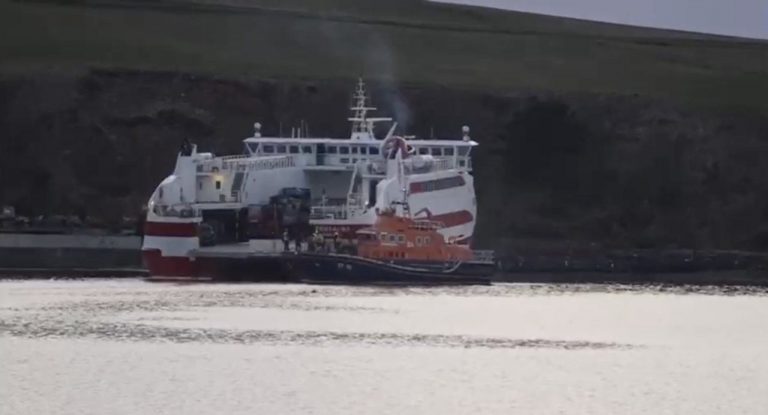 Un feribot cu 60 de pasageri a eșuat lângă o insulă din Scoția