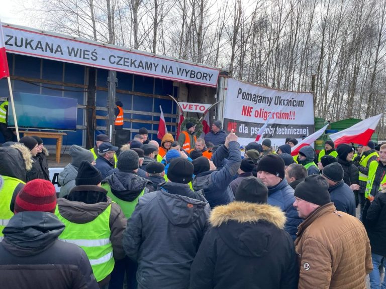 Fermierii polonezi reiau protestul la graniţa cu Ucraina