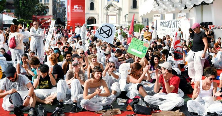 Sute de persoane au demonstrat pe covorul roşu de la Veneţia pentru acţiuni împotriva schimbărilor climatice