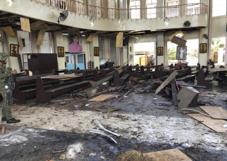 Cel puţin 27 de morţi într-un dublu atentat asupra unei catedrale din sudul Filipinelor