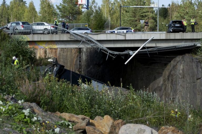 Finlanda: Patru morți după ce un autocar a căzut de pe un pod pe calea ferată
