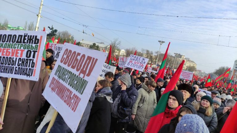 Studenţii şi angajaţii universităţii din Tiraspol au fost scoşi ‘obligat-forţat’ la protestul de ieri
