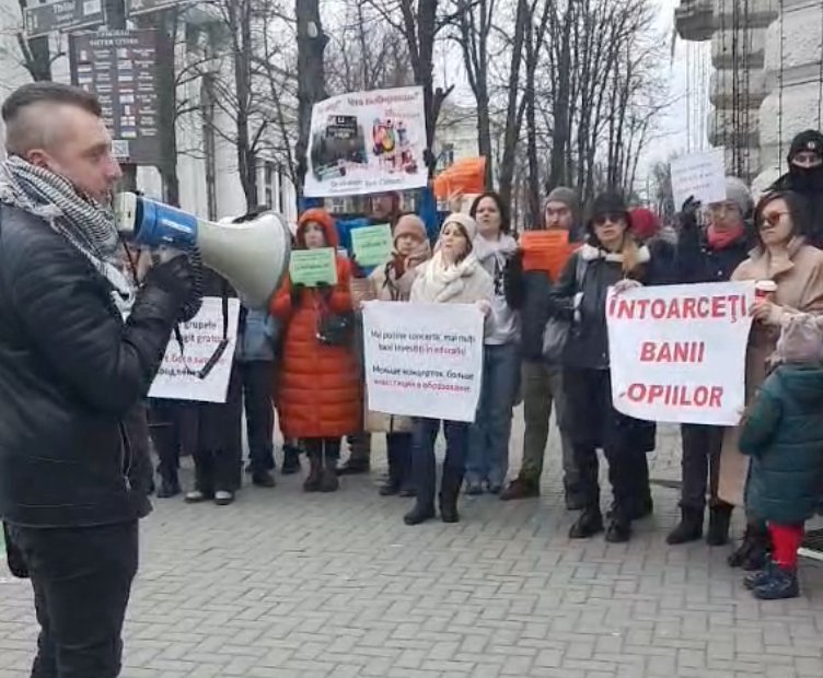 Asociația „Părinții Solitari”, apropiată PAS, a organizat astăzi un nou protest în fața Primăriei municipiului Chișinău