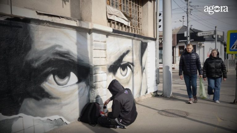 VIDEO/ O pictură murală cu chipul lui Alexei Navalnîi a fost pictată pe o stradă din Chișinău