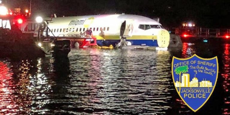 La un pas de tragedie – Un Boeing 737 a ratat aterizarea şi a aterizat într-un râu în Florida. 21 de persoane, rănite (VIDEO)