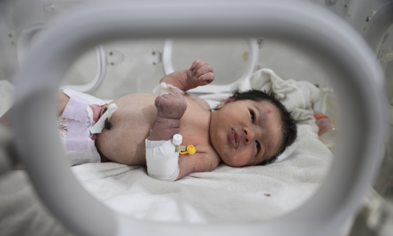 Aya, bebeluşul-miracol al cutemurului din Siria, a fost mutat într-un loc secret din cauza riscului de a fi răpit