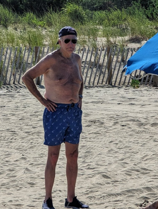 Joe Biden îşi arată muşchii la plajă