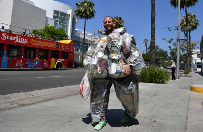 Un american poartă povara deşeurilor pe care le generează într-o lună pentru a lupta împotriva consumerismului
