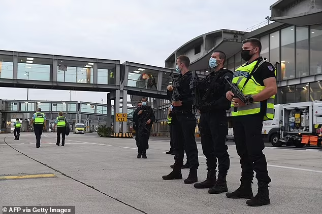 Incident armat pe un aeroport din Paris! Poliţiştii au lichidat un individ care agita un cuţit