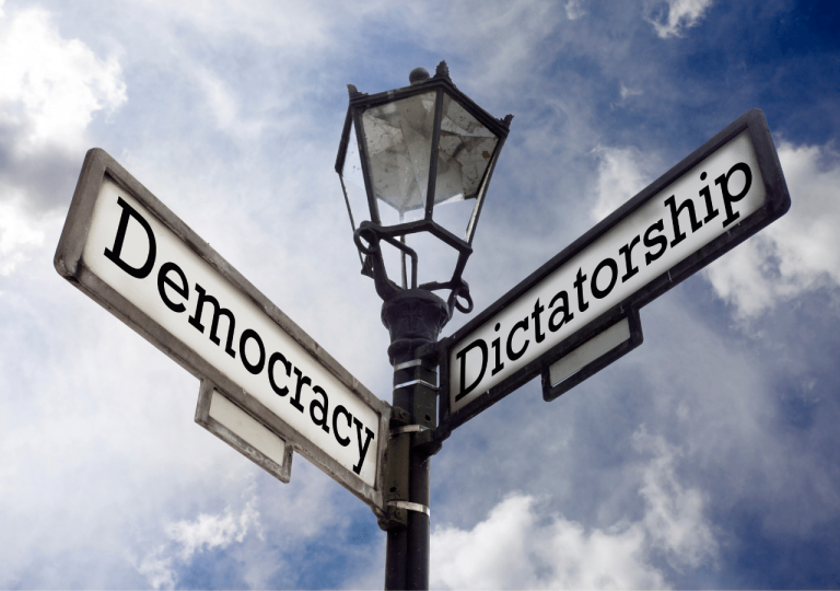 Democrațiile își corectează greșelile. Dictaturile persistă în ele