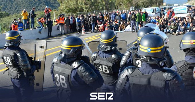 Circa 500 de protestatari catalani au blocat o autostradă care face legătura între Spania şi Franţa – FOTO