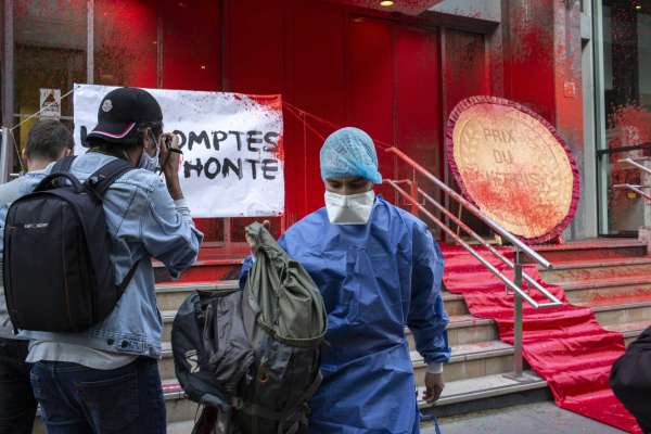 Protestatari francezi au aruncat cu vopsea roşie pe faţada Ministerului Sănătăţii, în sprijinul revendicărilor personalului medical