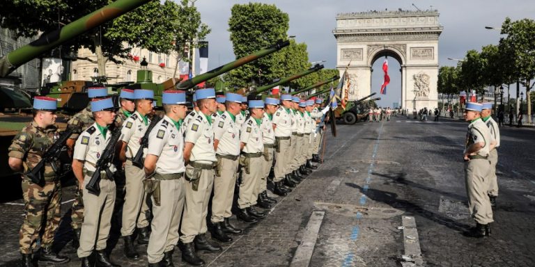 Rusia invită armata franceză să participe la parada militară organizată la 9 mai în Piaţa Roşie din Moscova