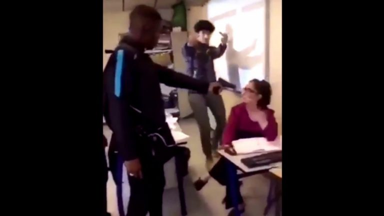 O înregistrare video în care un elev ameninţă o profesoară cu o armă falsă provoacă indignare în Franța