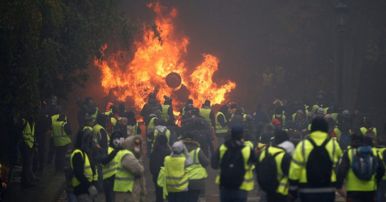 Violențele extreme continuă în Franța- Studenții au intrat în confruntări cu poliţia şi au incendiat mai multe clădiri