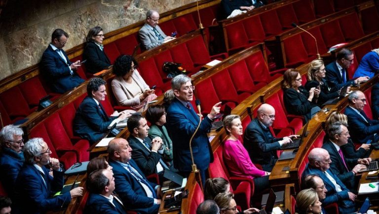 Guvernul francez, vizat de două moţiuni de cenzură, în plină criză politică