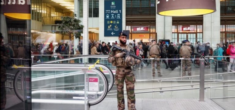 Trei persoane au fost rănite în urma unui atac cu armă albă la Paris