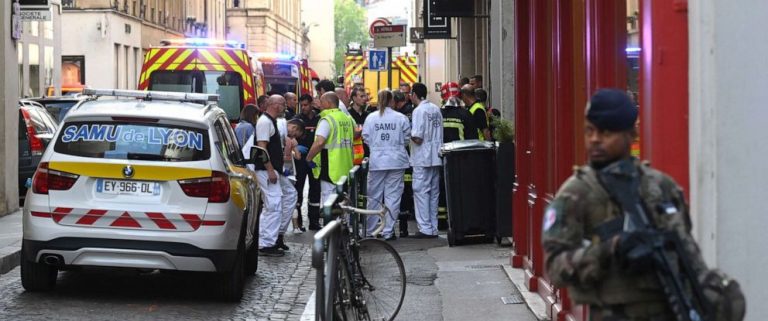 Bărbat ‘îmbrăcat într-o jellaba’, rănit prin împușcare la spitalul militar din Lyon