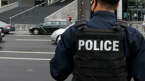 Poliţia franceză a destructurat o rețea de traficanţi de arme; 14 arestări
