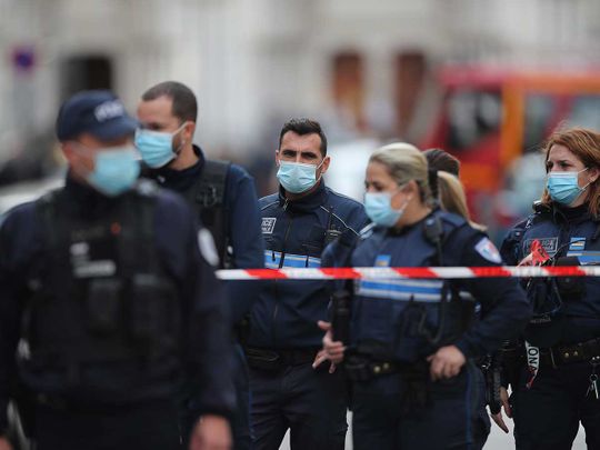 Individ care a vrut să atace un poliţist cu un cuţit, împuşcat mortal la Paris