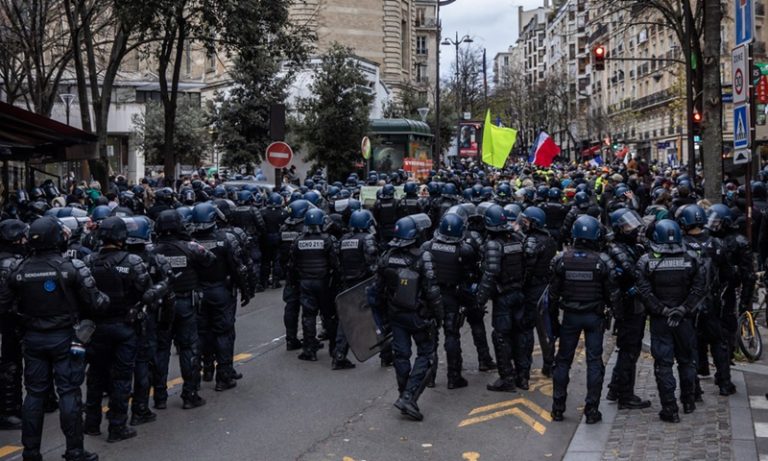 Manifestaţie masivă a poliţiştilor francezi la Paris