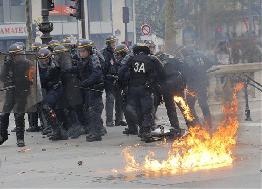 Zeci  de poliţişti şi jandarmi au fost răniţi în timpul manifestaţiilor de sâmbătă din Franța
