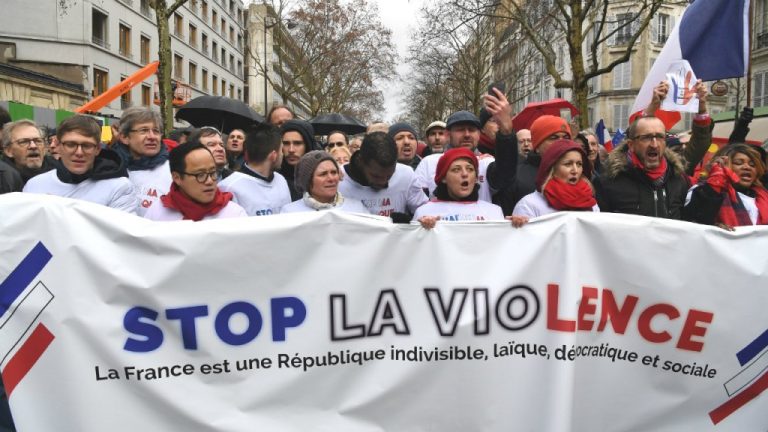 ‘Marş republican al libertăţilor’ în Franța: Mii de ‘fulare roşii’ au defilat la Paris pentru ‘a apăra democraţia şi instituţiile’