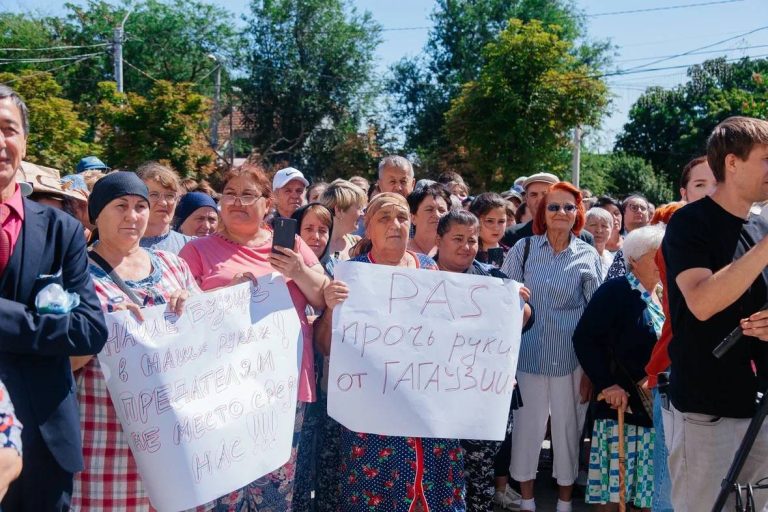 Protest la Comrat! Locuitorii din Găgăuzia cer confirmarea noului Executiv