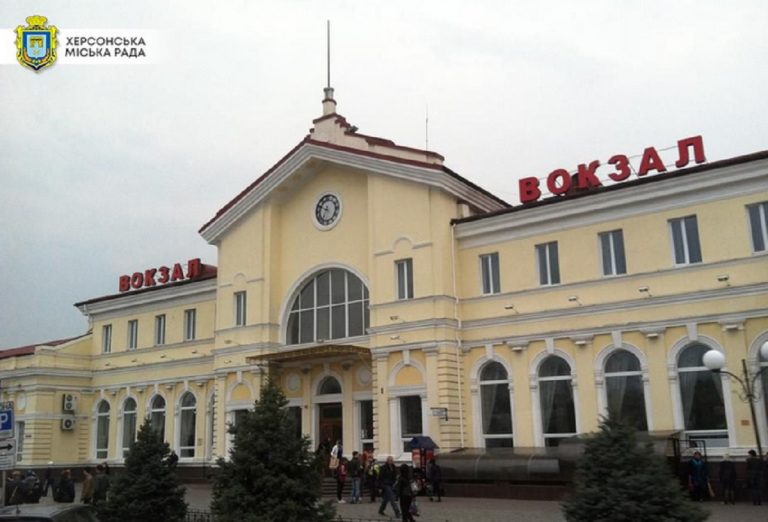 Rusii au atacat gara din Herson. 150 de oameni așteptau trenul
