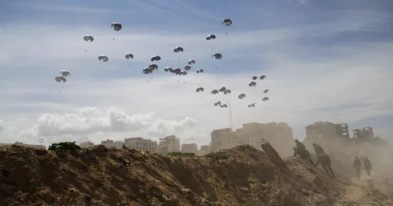 Forțele aeriene ale SUA au parașutat în Gaza zeci de mii de pachete cu mâncare și cu sticle de apă