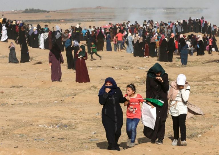 Mii de femei palestiniene manifestează la frontiera dintre Gaza şi Israel