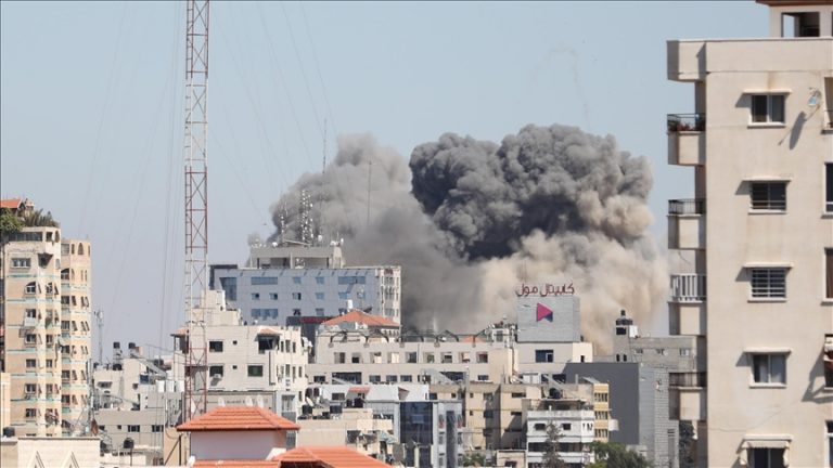Imobil din Gaza în care erau companii media,distrus într-un atac israelian