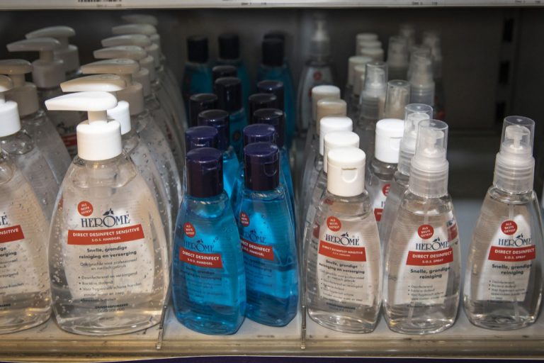 Doi frați au aproape 18.000 de sticle de gel dezinfectant pe care nu au unde să le vândă