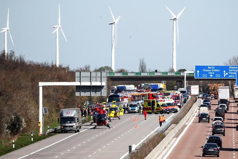 Cel puţin cinci morţi după ce un autobuz s-a răsturnat pe o autostradă din Germania