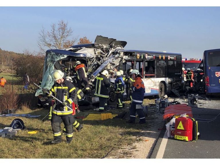 Germania: Cel puţin 40 de răniţi în coliziunea a două autobuze şcolare