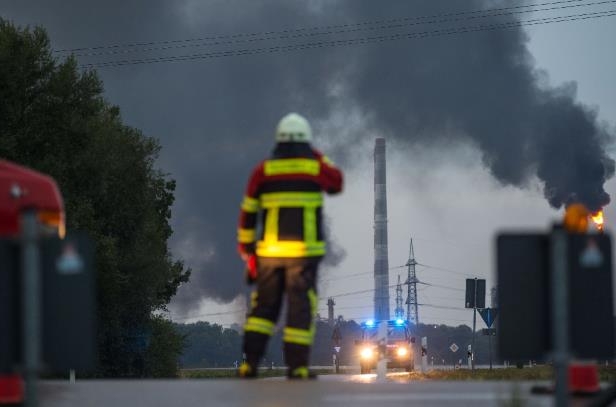 Opt persoane rănite în urma unui incendiu izbucnit la o rafinărie în sudul Germaniei