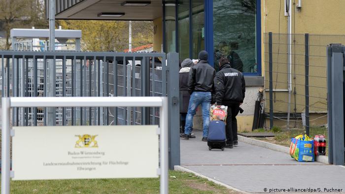 Doi migranţi agresaţi de personalul de securitate într-un centru de primire a refugiaţilor din estul Germaniei