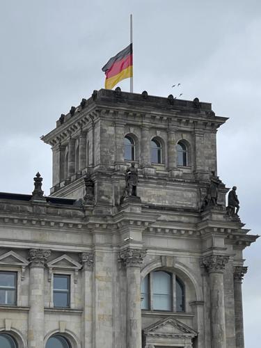 Steagurile de la clădirea Parlamentului german au fost coborâte în bernă, în urma decesului Papei emerit Benedict al XVI-lea